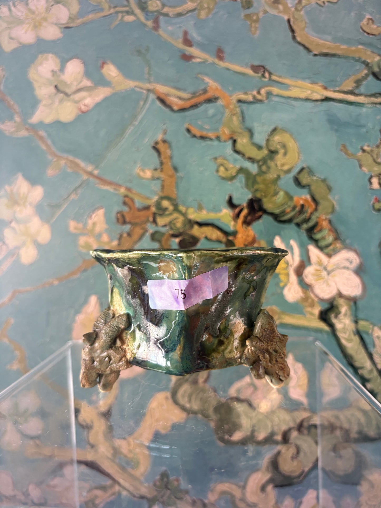 Dragon feet pot